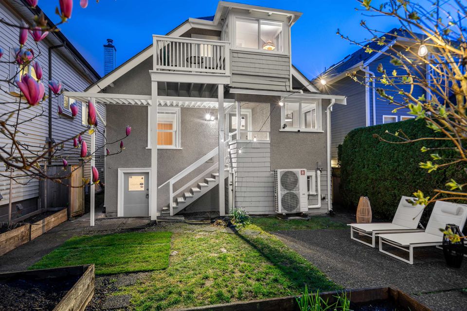 32 at 2011 Creelman Avenue, Kitsilano, Vancouver West